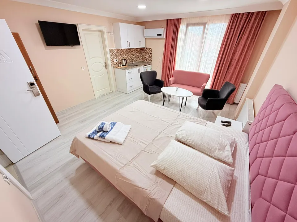 Elisa Park Otel gerçek çift kişilik oda ve oturma alanı